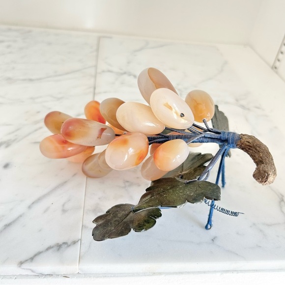 Vintage MCM Fine Chinese Carved Jade Leaves & Carnelian Agate Grape Cluster - Picture 2 of 6